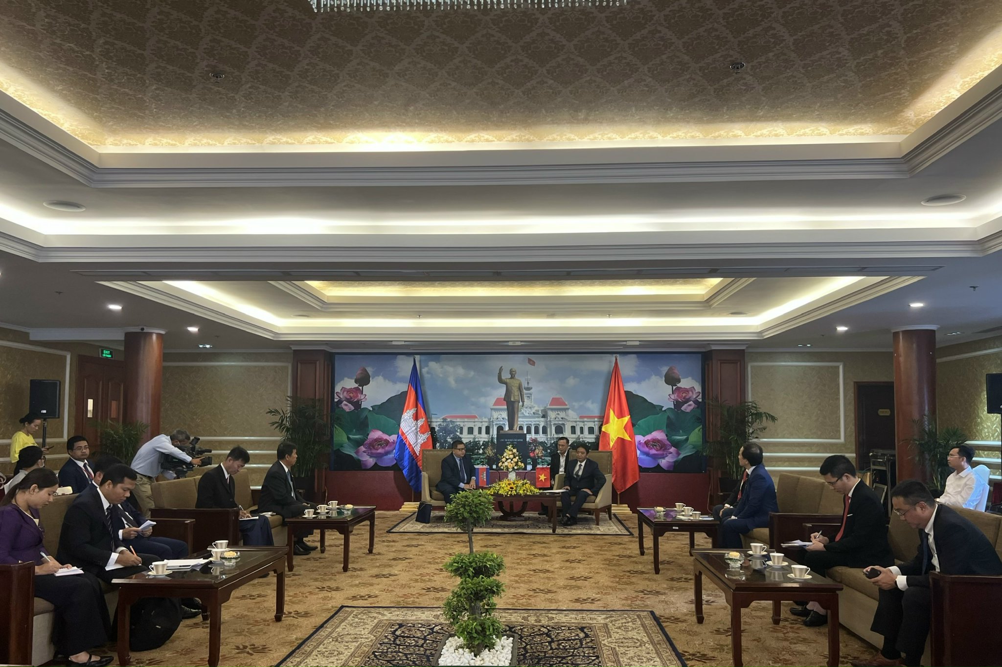 Thứ trưởng Bộ Văn hóa, Thể thao và Du lịch Việt Nam Hoàng Đạo Cương và Quốc vụ khanh Bộ Văn hóa và Nghệ thuật Campuchia Long Ponnasirivath cùng đoàn đại biểu hai bên trao đổi thêm một số vấn đề liên quan đến kế hoạch hợp tác văn hóa nghệ thuật.
